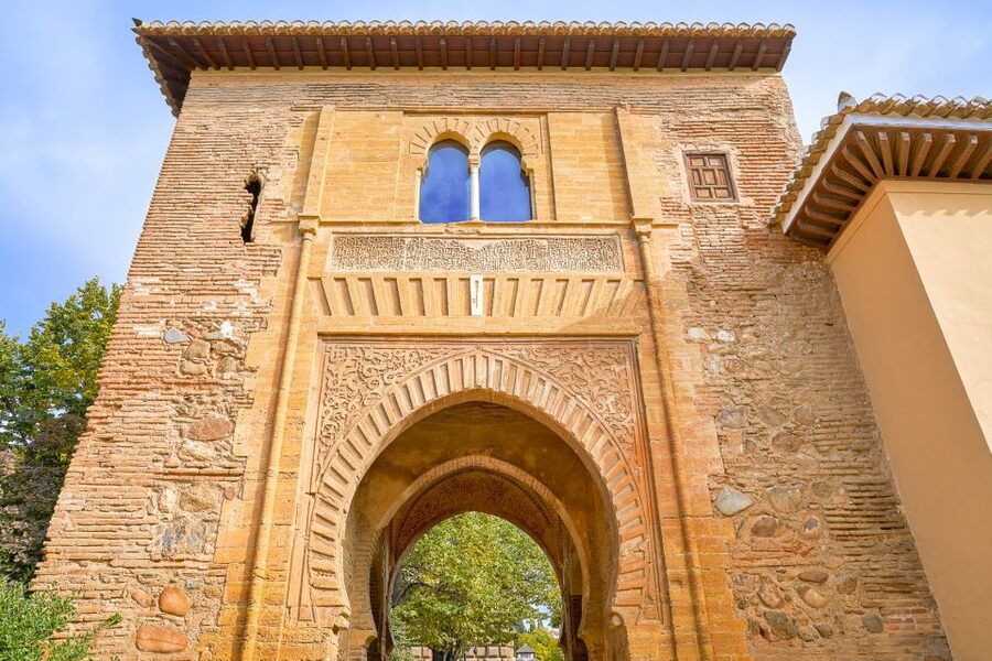 Granada: Alhambra Small Group Tour with Nasrid Palaces - Climbing through the Alcazaba fortress