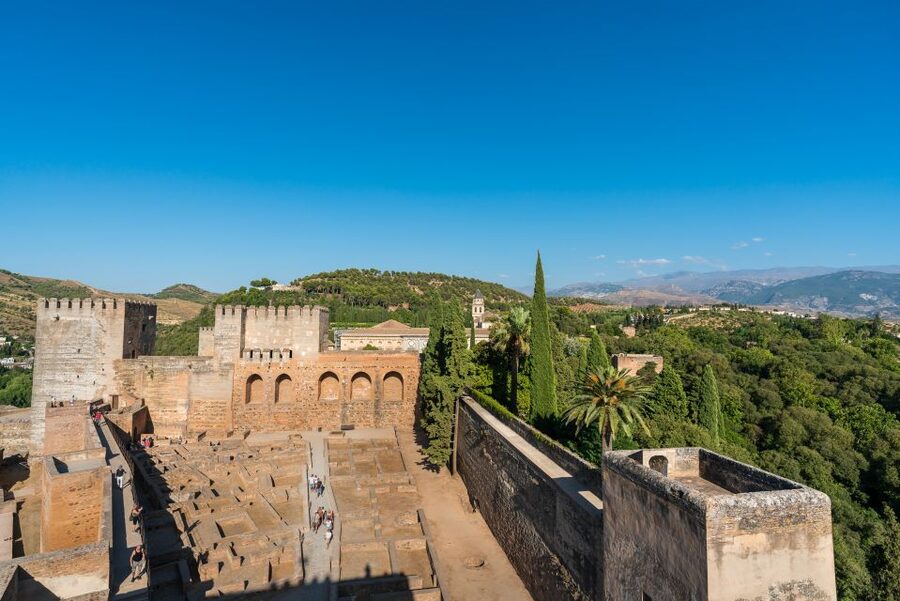Granada: Alhambra Ticket and Guided Tour with Nasrid Palaces - Three hours, heat, crowds, and comfort