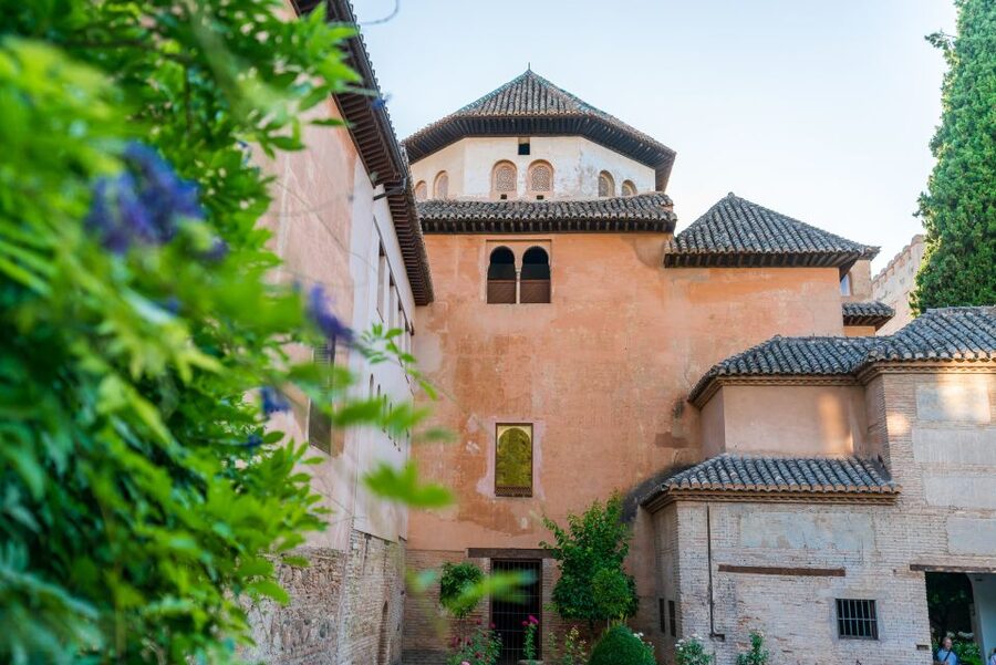 Granada: Alhambra Ticket and Guided Tour with Nasrid Palaces - Palace of Carlos V and time after the tour