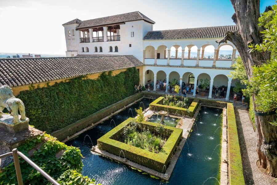 Granada: Alhambra Ticket and Guided Tour with Nasrid Palaces - Small group or private tour?