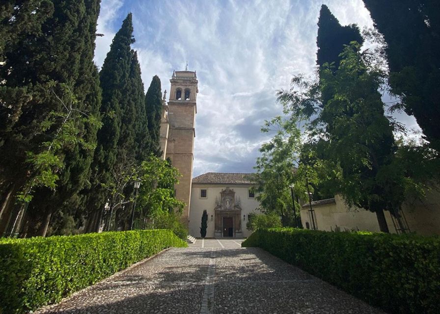 Granada: Cathedral, Royal Chapel & 5 Monuments Combo Ticket - San Nicolás tower and the Alhambra view