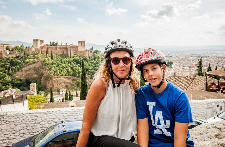 Granada: E-Bike Tour and Fast-Track Alhambra Ticket - The break before entering the Alhambra
