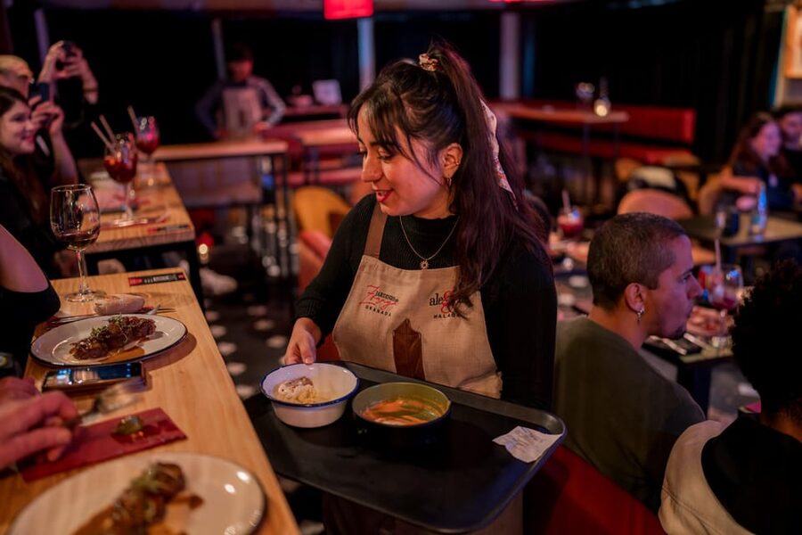 Granada: Flamenco Show with Dinner at Jardines de Zoraya - Moving from the meal to the tablao