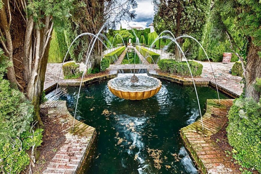 Granada: Full Alhambra Premium Guided Tour with Tickets - Why a guide helps at the Alhambra