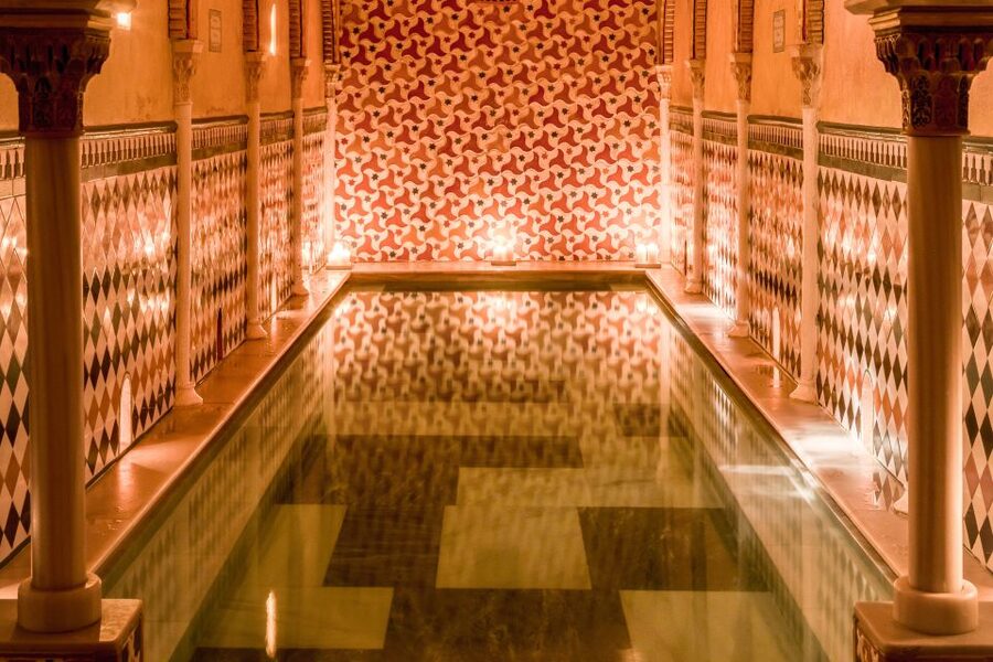 Granada: Hammam Al Ándalus with Massage - A mixed, phone-free experience