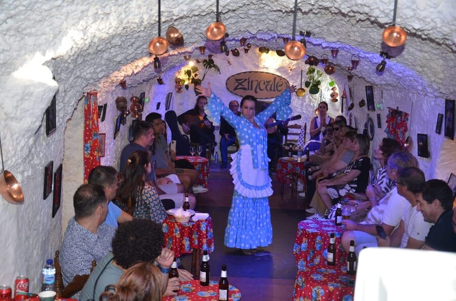Granada: Live Flamenco Show - Pairing the show with an Albaicín and Sacromonte evening