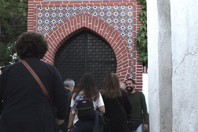 Granada's Hidden Treasures: Albayzin and Sacromonte Walking Tour - Walking the Albaicín’s Steep Old Streets