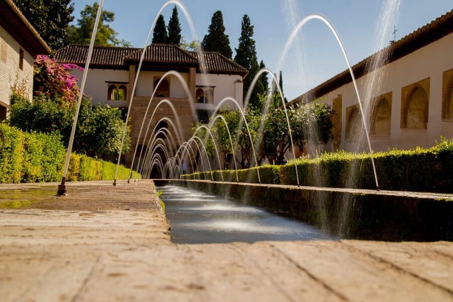Granada: Tour of Alhambra, Generalife, and Nasrid Palaces - Generalife Gardens: water, shade, and a slower finish