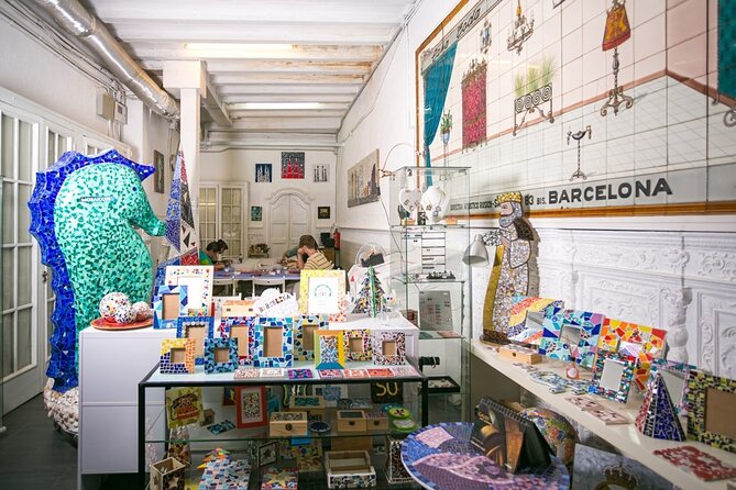 Guided Gaudí Trencadís Mosaic Workshop in Barcelona 2 Hours - Why families tend to enjoy this workshop