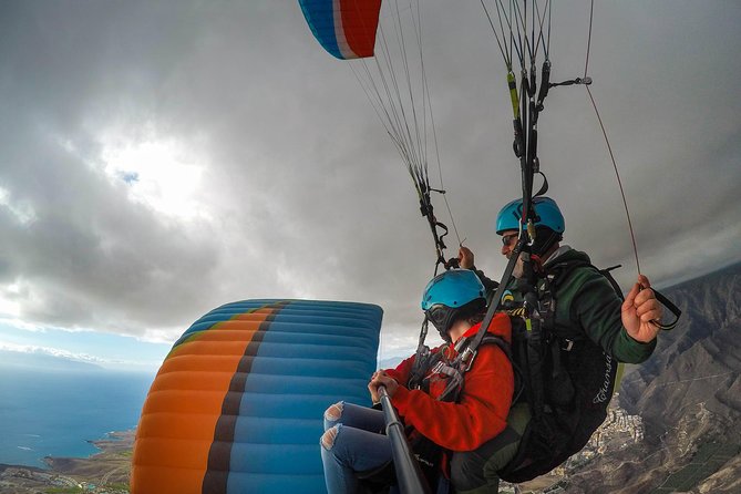 High Performance Paragliding Tandem Flight in Tenerife South - How the guides shape the experience