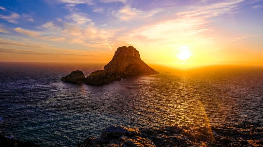 Ibiza: Midday or Sunset Sailing with Snacks and Open Bar - Anchoring in a Turquoise Bay