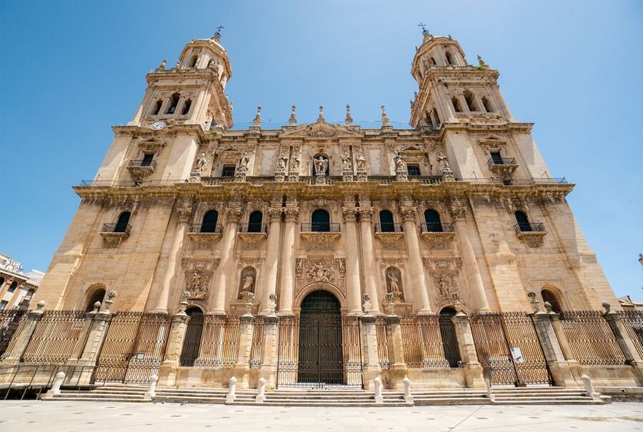 Jaén: 3-hour tour, Cathedral, Jewish Quarter and Arab Baths - Walking through the Jewish Quarter