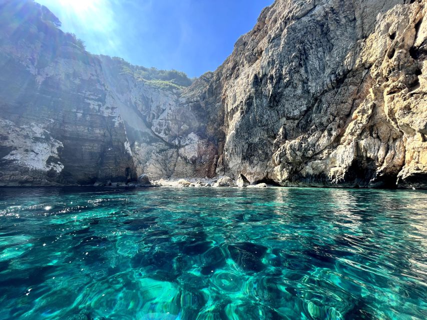 Jávea: Cala Portixol Kayak Tour with Snorkel & Cliff Jumping - Cala el Pom, the first real reward