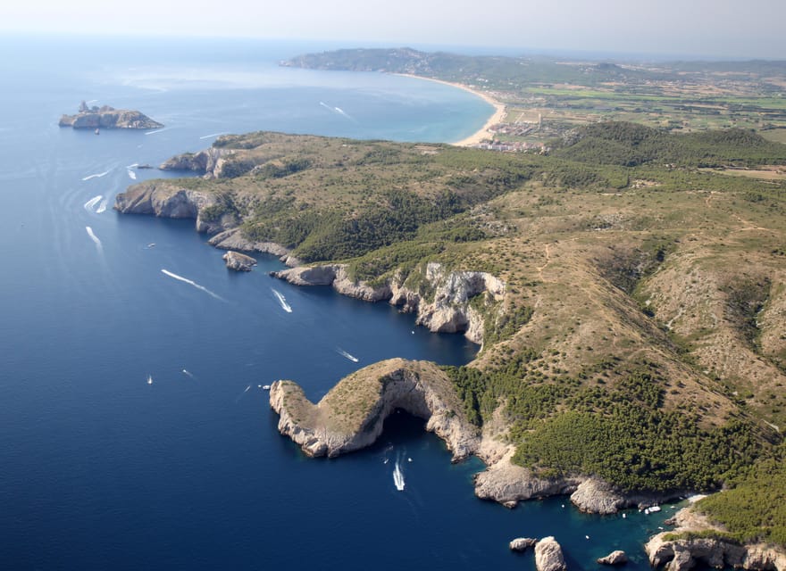 L'Estartit: Boat Trip to the Medes Islands and the NP Caves - Looking through the glass bottom