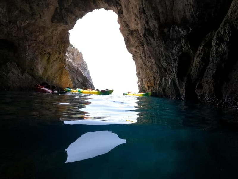 La Herradura: Kayak & Snorkel Tour to Cerro Gordo Reserve - Paddling toward the cliffs and caves
