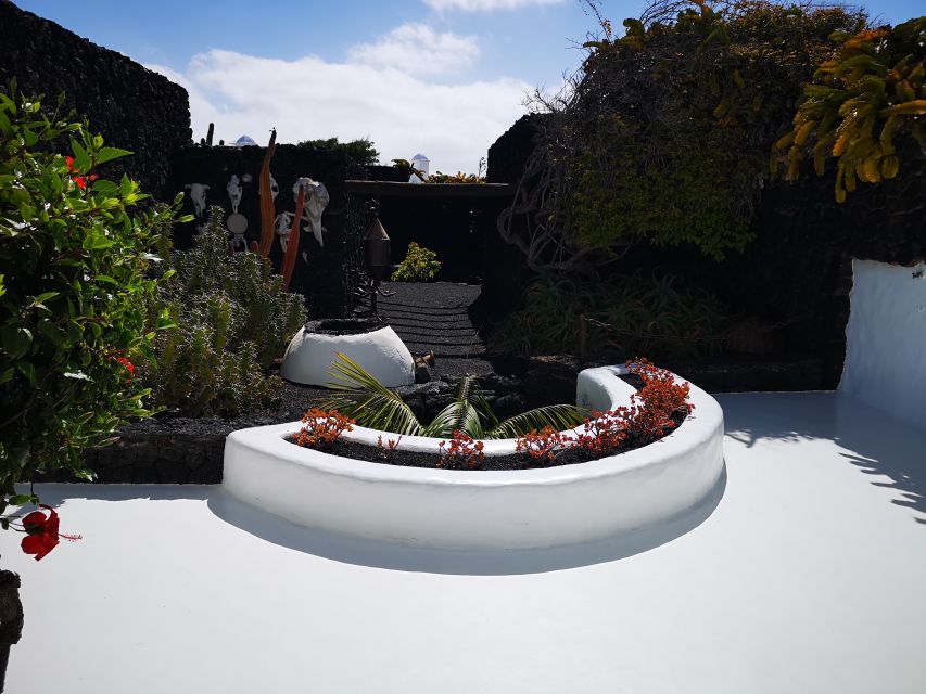 Lanzarote: César Manrique Foundation and Teguise Market - The bus ride and guiding