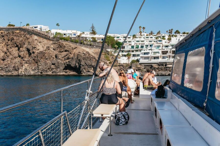 Lanzarote: Day Trip to the Papagayo Beaches by Catamaran - Lunch, drinks, and the onboard rhythm