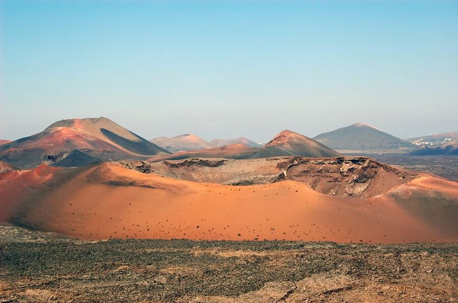 Lanzarote: Guided Day Trip to Timanfaya Park & Lago Verde - El Golfo and Lago Verde: color beside black sand