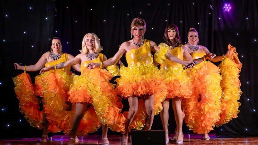Lanzarote: MHT - Music Hall Tavern - Comedy Drag Dinner Show - Drinks and table service during the performance