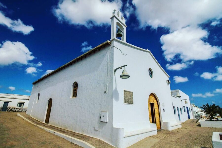 Lanzarote: Return Ferry to La Graciosa with Bus Pickup - Beaches, water, and the marine reserve