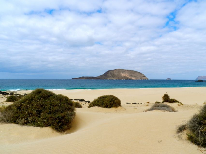 Lanzarote: Return Ferry to La Graciosa with Bus Pickup - Lunch and the price of a self-guided day