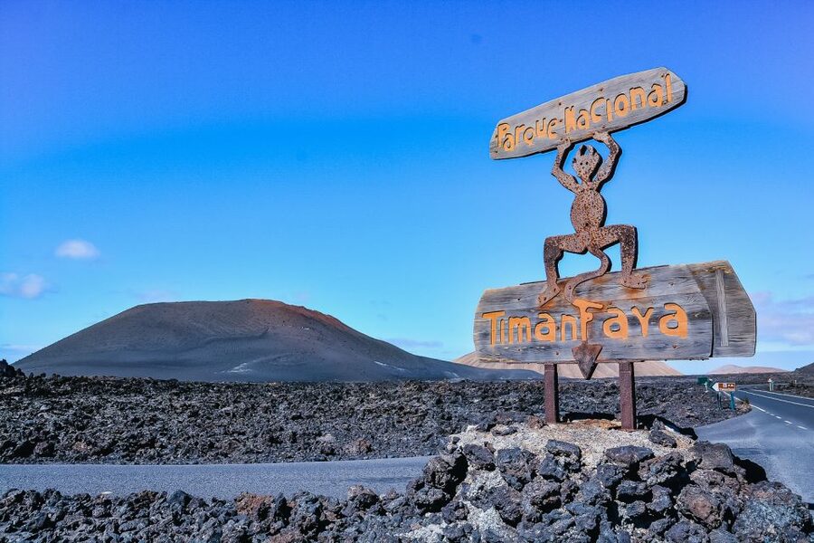 Lanzarote: Volcanos of Timanfaya and Caves Tour with Lunch - North to the valley of a thousand palm trees