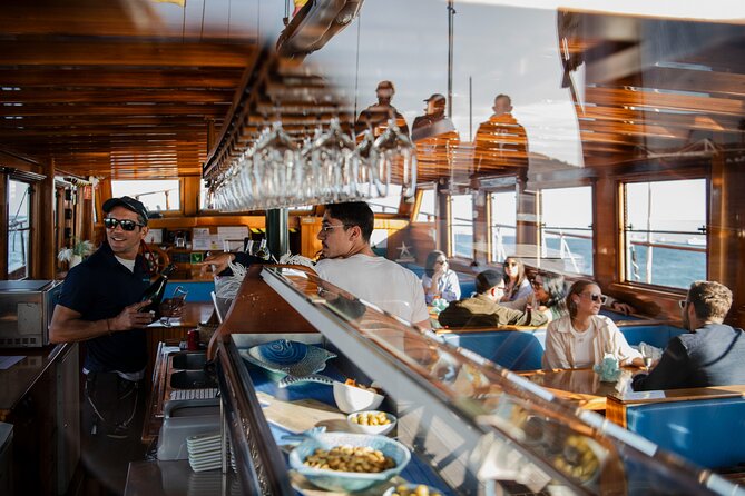 Live Music & Sunset Wooden Boat in Barcelona - Choosing your seat and getting the best photographs