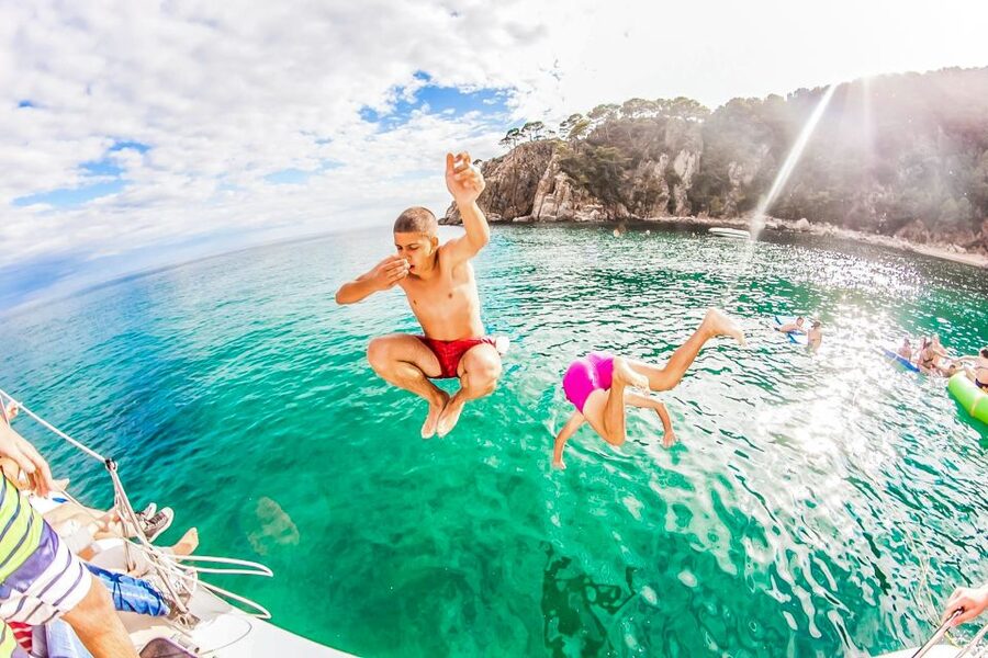 Lloret de Mar: Catamaran Sailing Cruise with BBQ and Drinks - BBQ lunch, drinks, and the practical details of eating onboard