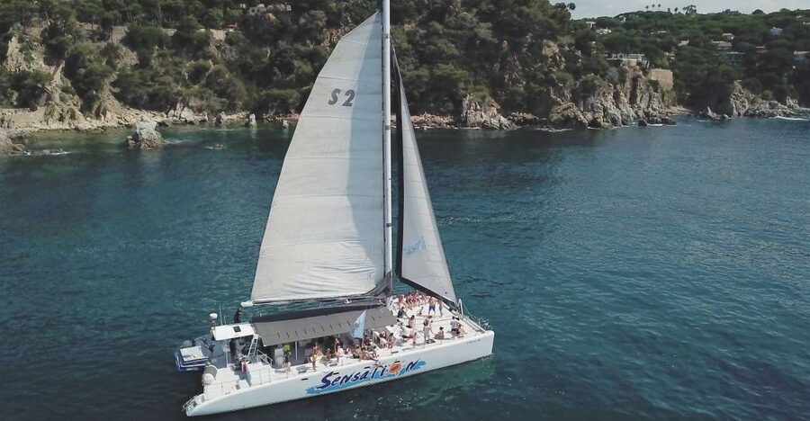 Lloret de Mar: Sunset Catamaran Cruise with DJ and Drinks - Starting at Passeig d’Agustí Font