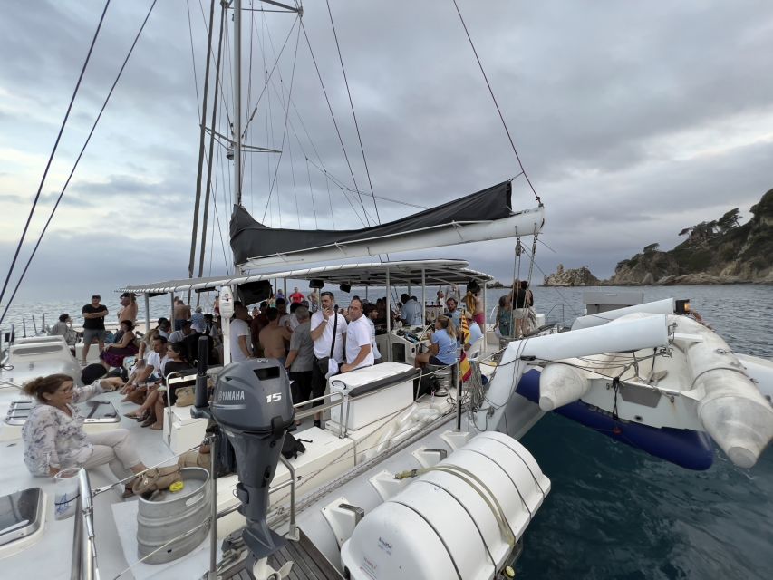 Lloret de Mar: Sunset Catamaran Cruise with DJ and Drinks - Practical packing advice for an evening at sea