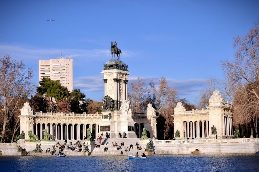 Madrid: 1.5-Hour Retiro Park Guided Walking Tour - The lake and Alfonso XII monument