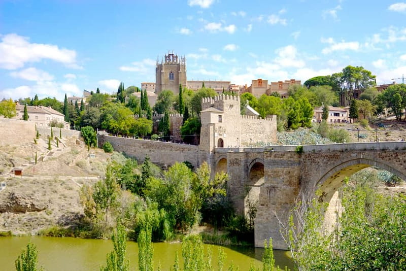 Madrid: 6-Hour Day Trip to Toledo with Guided Walking Tour - Plaza de Zocodover, Toledo’s natural meeting point