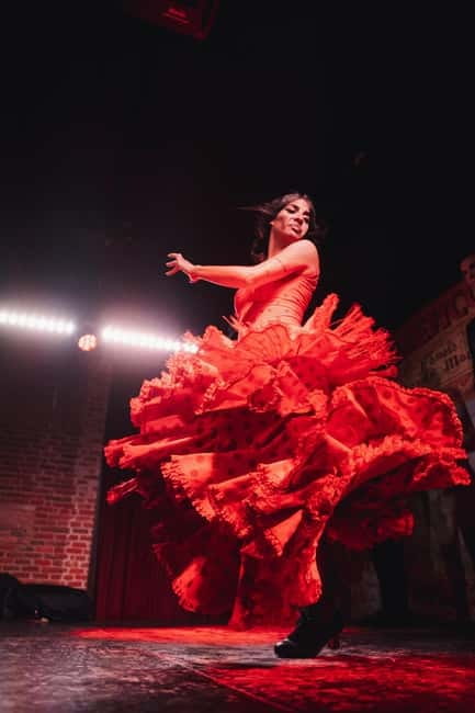 Madrid: Authentic Flamenco at Flamenco de Leones with drink - Choosing between drink, tapas, and dinner