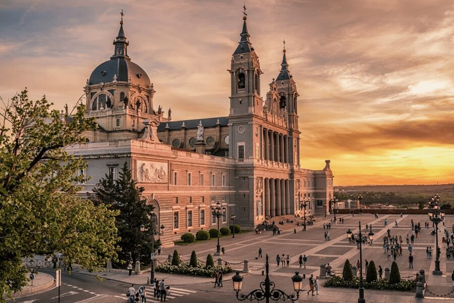 Madrid: City Highlights Guided Walking Tour - Key points at a glance