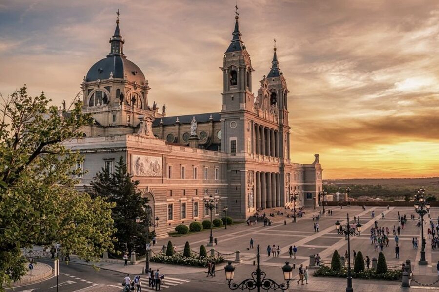 Madrid: City Highlights Guided Walking Tour - Guide quality and group feel