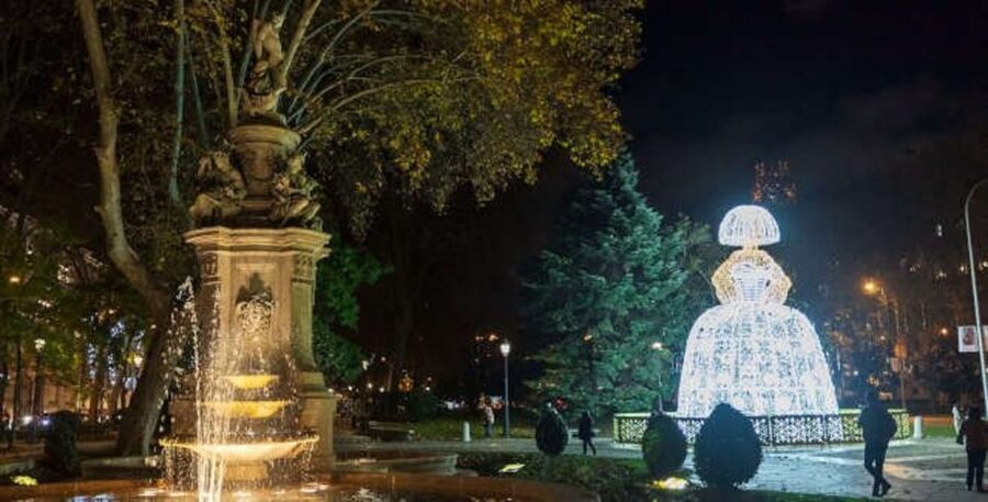 Madrid: City Highlights Tuk Tuk Tour - Comfort, Weather, and Photo Stops