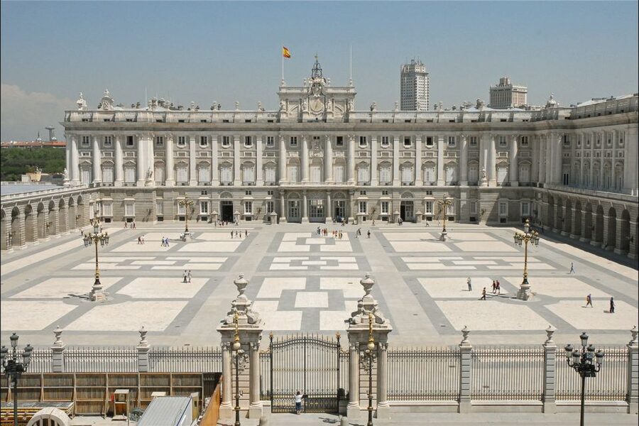 Madrid: El Prado Museum and the Royal Palace Guided Tour - Starting at Plaza de España and getting organized