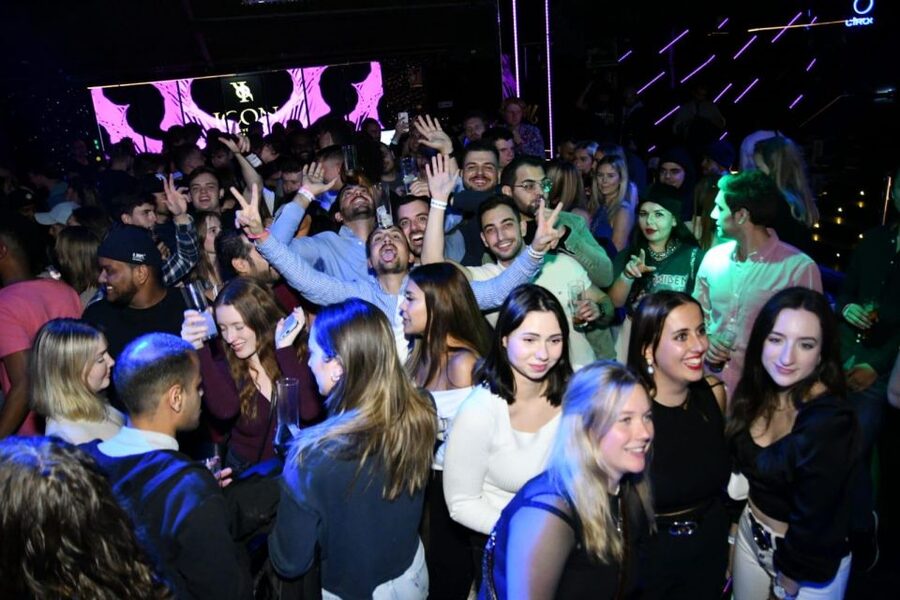 Madrid: Guided Pub Crawl Madrid Experience and Club Entry - Manama Disco and the middle of the route