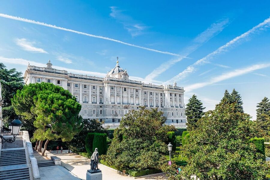 Madrid: Guided Tour of the Royal Palace with Fast Access - Starting at the Álvaro de Bazan statue