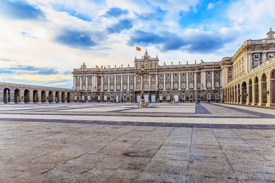 Madrid: Guided Tour of the Royal Palace with Fast Access - Why the eight-person limit changes the visit