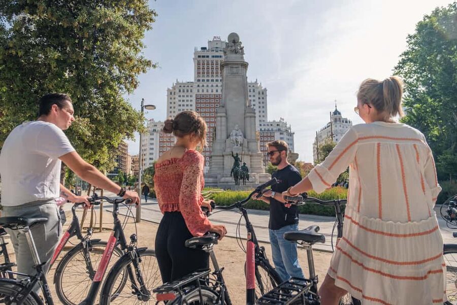 Madrid: Highlights Bike Tour with Optional E-Bike or Tapas - Why a bike is a smart way to see central Madrid