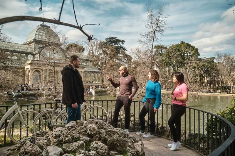 Madrid: Highlights Guided Vintage Bike Tour and Tapas Option - Bikes, safety, and physical effort