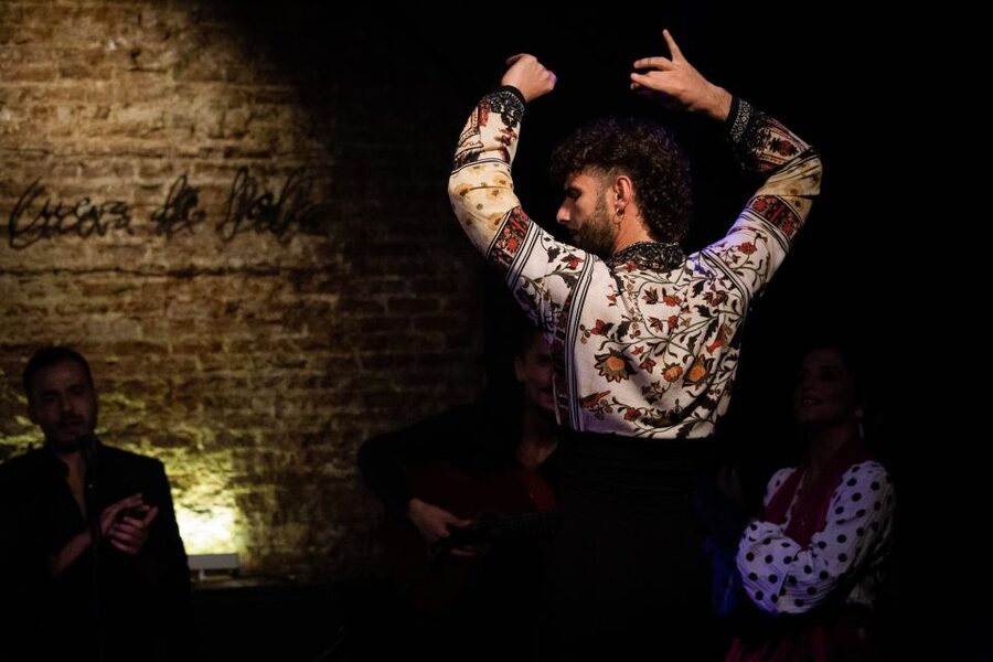Madrid: La Cueva de Lola Flamenco Show Tickets with Drink - Seating, sightlines, and the value of booking early