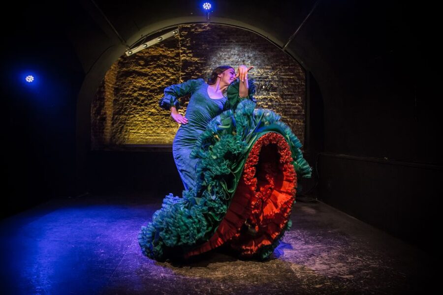 Madrid: La Cueva de Lola Flamenco Show Tickets with Drink - The atmosphere: traditional, modern, and personal