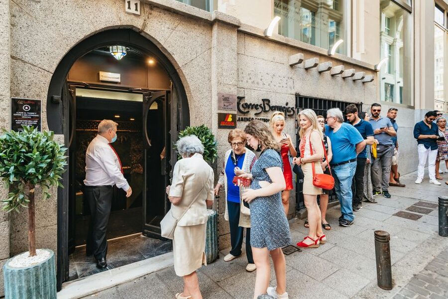 Madrid: Live Flamenco Show with Food and Drinks Options - Food quality and service expectations
