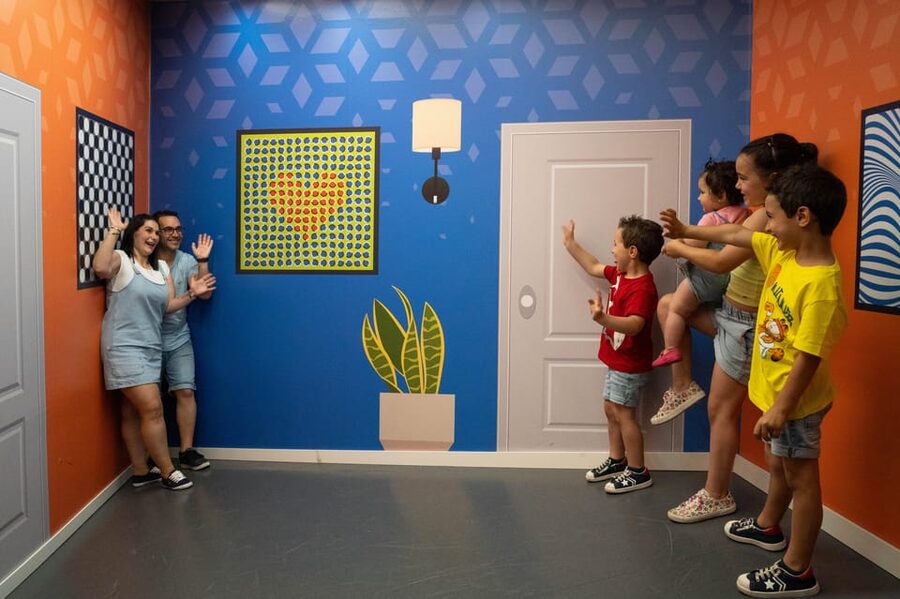 Madrid: Museum of Illusions Ticket - Moving cubes, Einstein, and the visual tricks
