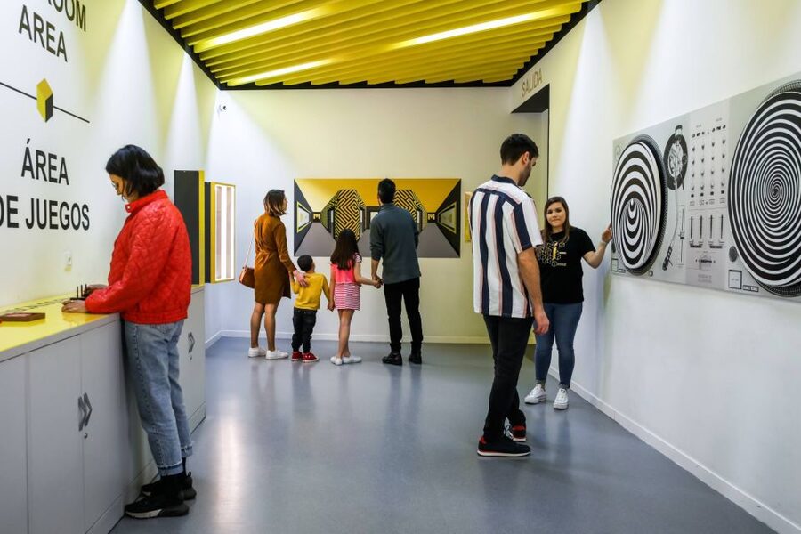 Madrid: Museum of Illusions Ticket - The rotating tunnel and footbridge