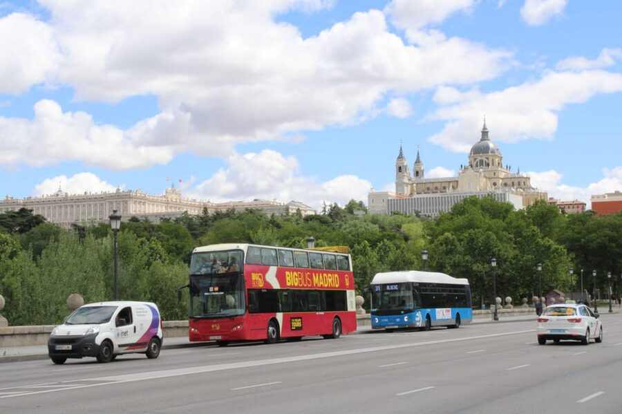 Madrid: Open-Top Big Bus Sightseeing Tour with Live Guide - Why this bus ride works well on your first day