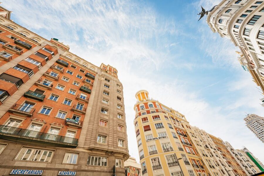 Madrid: Panoramic Route City Tour - Audio guides, live guides, and the walking tour