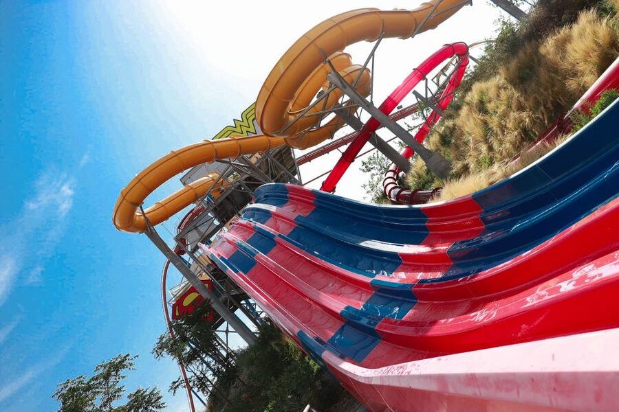 Madrid: Parque Warner Beach Entry Ticket - Pools, slides, and the choice between action and rest